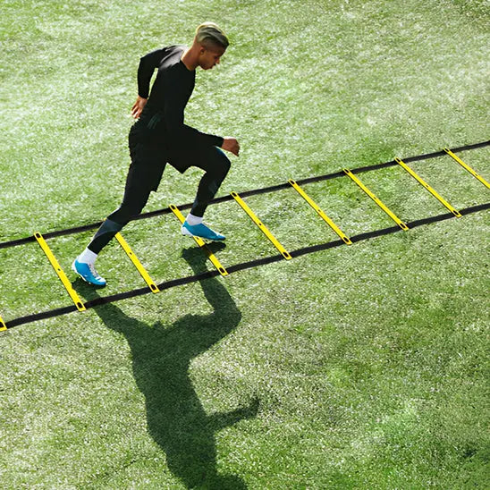 Echelle-d_entrainement-pour-travail-de-vitesse-et-d_agilite-jaune-course-simple-a-travers-lechelle