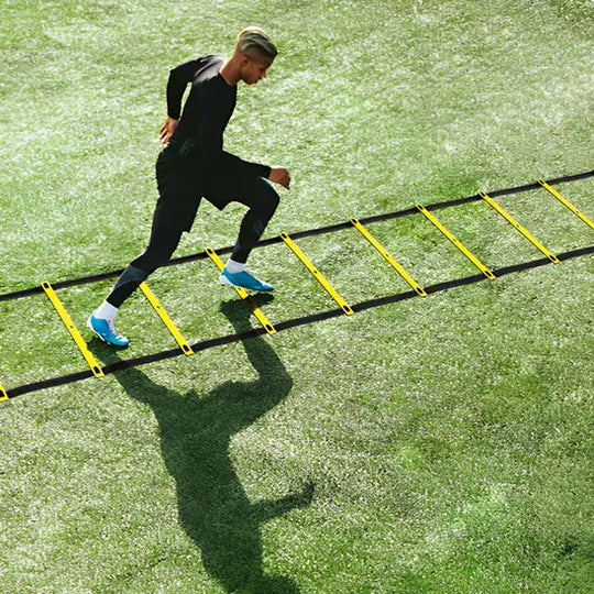 Echelle-d_entrainement-pour-travail-de-vitesse-et-d_agilite-jaune-course-simple-a-travers-lechelle