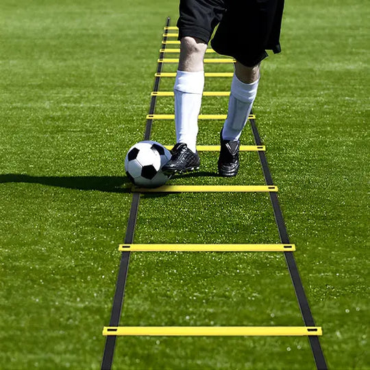 Echelle-d_entrainement-pour-travail-de-vitesse-et-d_agilite-jaune-et-noir