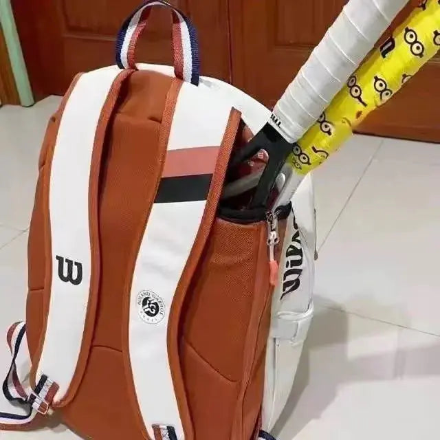 Sac-de-sport-pour-raquette-de-tennis-Wilson_-Roland-Garros-design-elegant-blanc-marron -maximum-deux-raquettes 