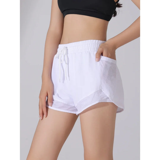 short-de-sport-femme-PowersFit™-blanc-ajustement-parfait-et-tissu-respirant